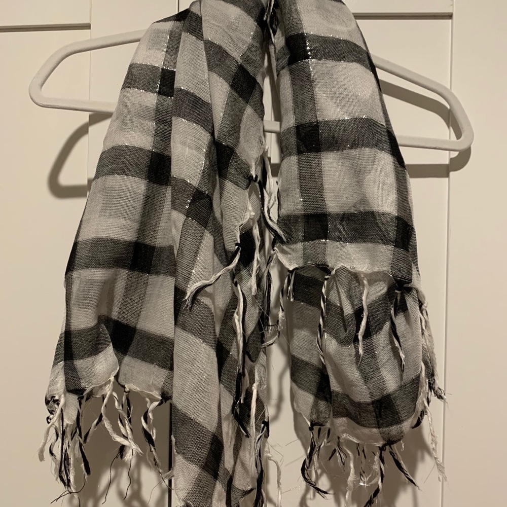 Checkered scarf with shimmer